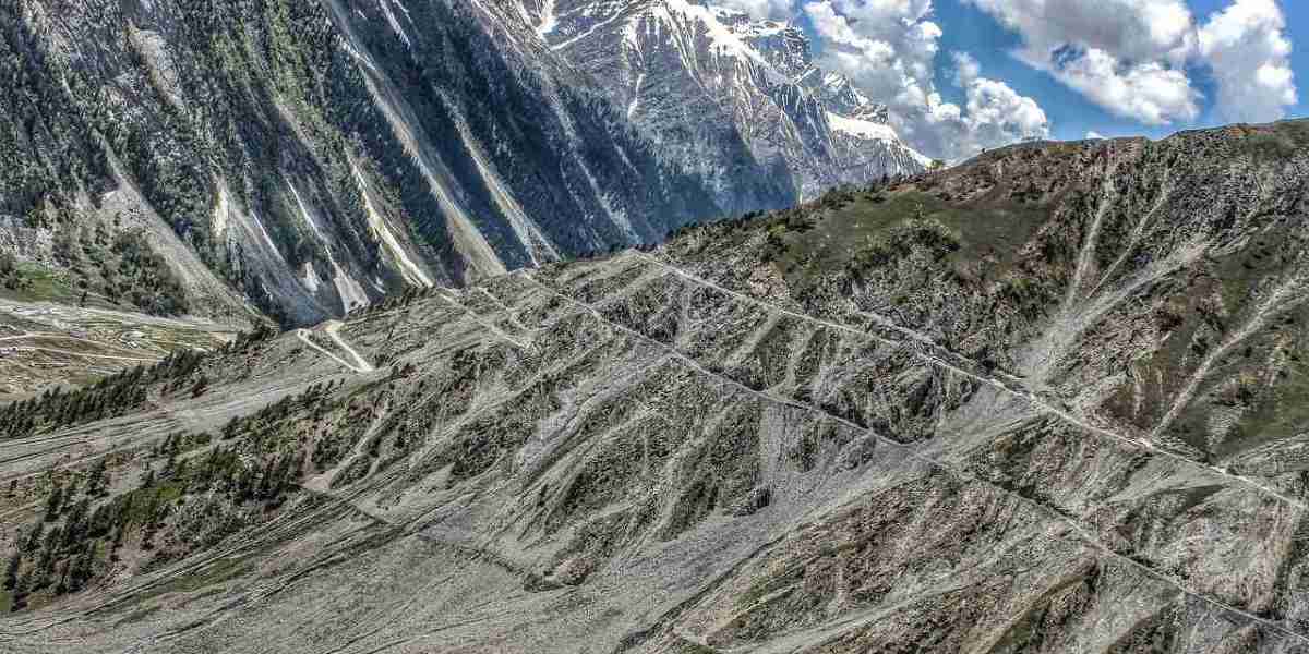 Explore Scenic Beauty with Jammu Kashmir Tour Package Deals